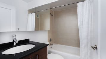 Appartement familial, 3 chambres, cuisine | Salle de bain | Séchoir à cheveux, serviettes fournies, savon, shampooing