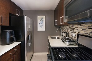 Family Apartment, 3 Bedrooms, Kitchen | Private kitchen | Full-sized fridge, microwave, oven, stovetop - NYC Luxe Rentals (New York)