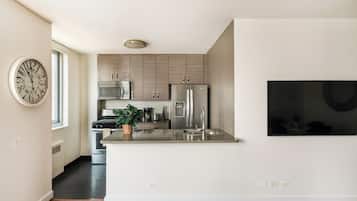 Family Apartment, 1 Bedroom, Kitchen | Private kitchen | Full-size fridge, microwave, oven, stovetop