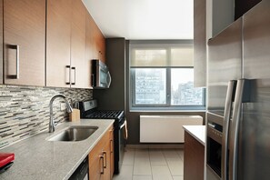 Großer Kühlschrank, Mikrowelle, Ofen, Herdplatte