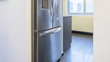 Familienapartment, 3 Schlafzimmer, Küche, Stadtblick | Eigene Küche | Großer Kühlschrank, Mikrowelle, Ofen, Herdplatte