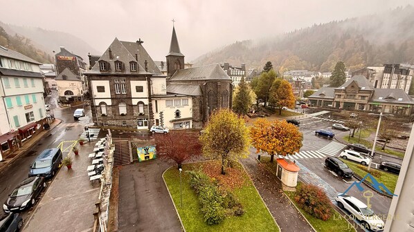 Un bâtiment historique abritant une église, une pharmacie et un restaurant.