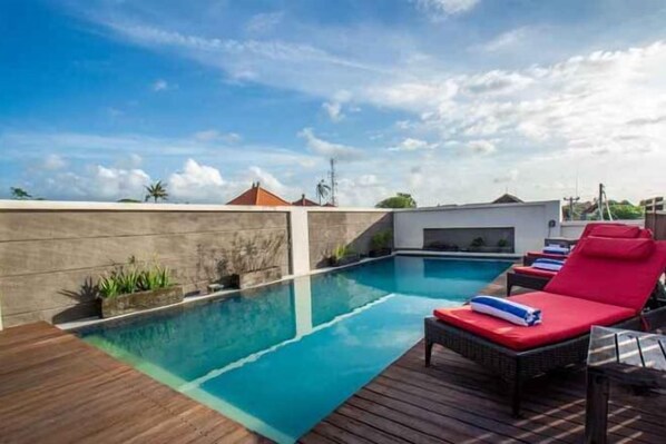 Outdoor pool - Svarna Hotel (Bali)