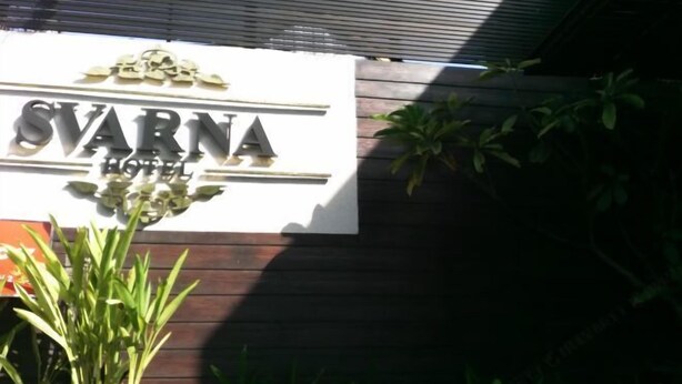 A sign for the Svarna Hotel with a modern design and a logo above the name. - Svarna Hotel (Bali)