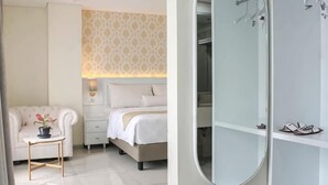 Une chambre d’hôtel avec un lit, une table de chevet, une lampe et un miroir.