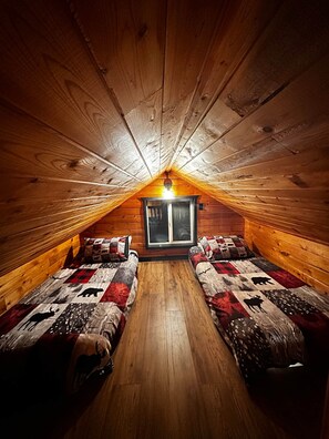 WiFi - Grizzly Bear Cabin # 2. (Central Kootenay)