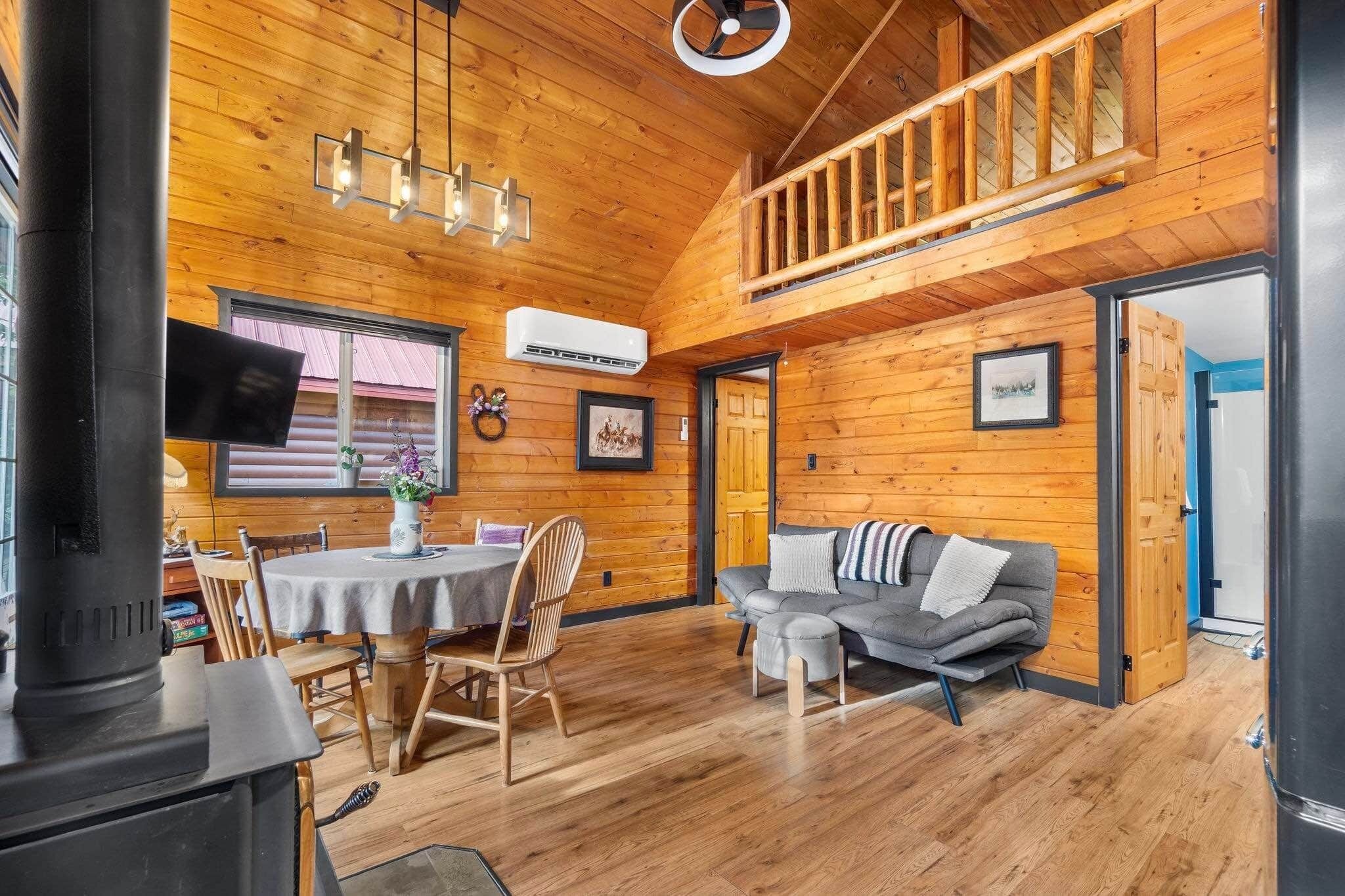 Grizzly Bear Cabin # 2. - Nakusp