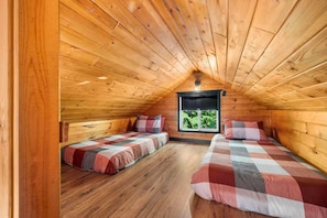 1 bedroom, WiFi - Black Bear Cabin # 1. (Nakusp)