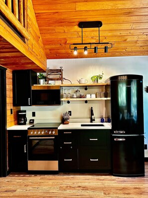 Geladeira, micro-ondas, fogão, cooktop