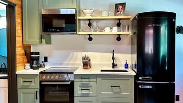 Réfrigérateur, micro-ondes, four, plaque de cuisson
