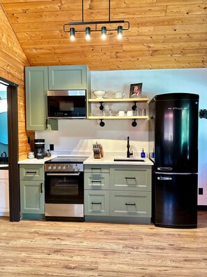 Kjøleskap, mikrobølgeovn, ovn og kokeplater