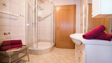Douche, sèche-cheveux, serviettes fournies, papier toilette