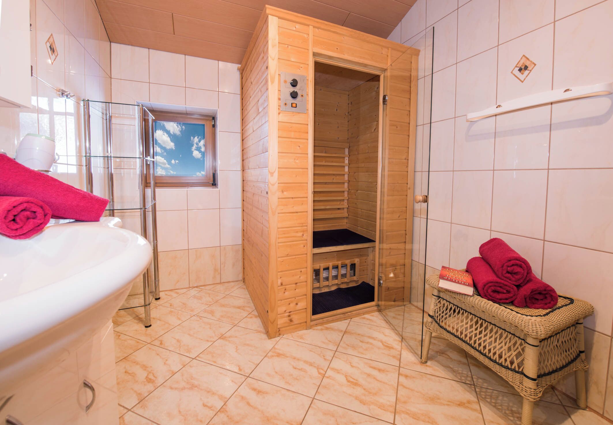 Dusche, Haartrockner, Handtücher, Toilettenpapier