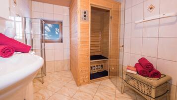 Dusche, Haartrockner, Handtücher, Toilettenpapier