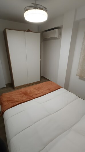 Tabla de planchar con plancha, wifi y ropa de cama 