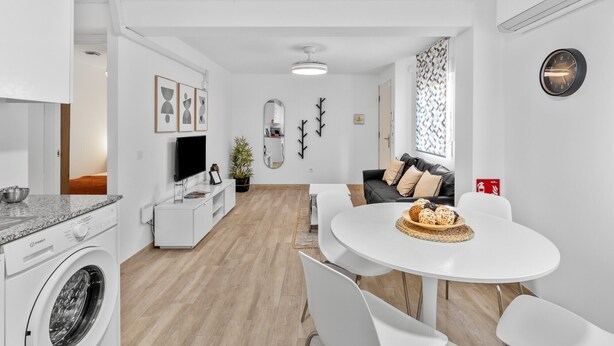 Un appartement moderne comprenant une cuisine, un coin repas et un salon.