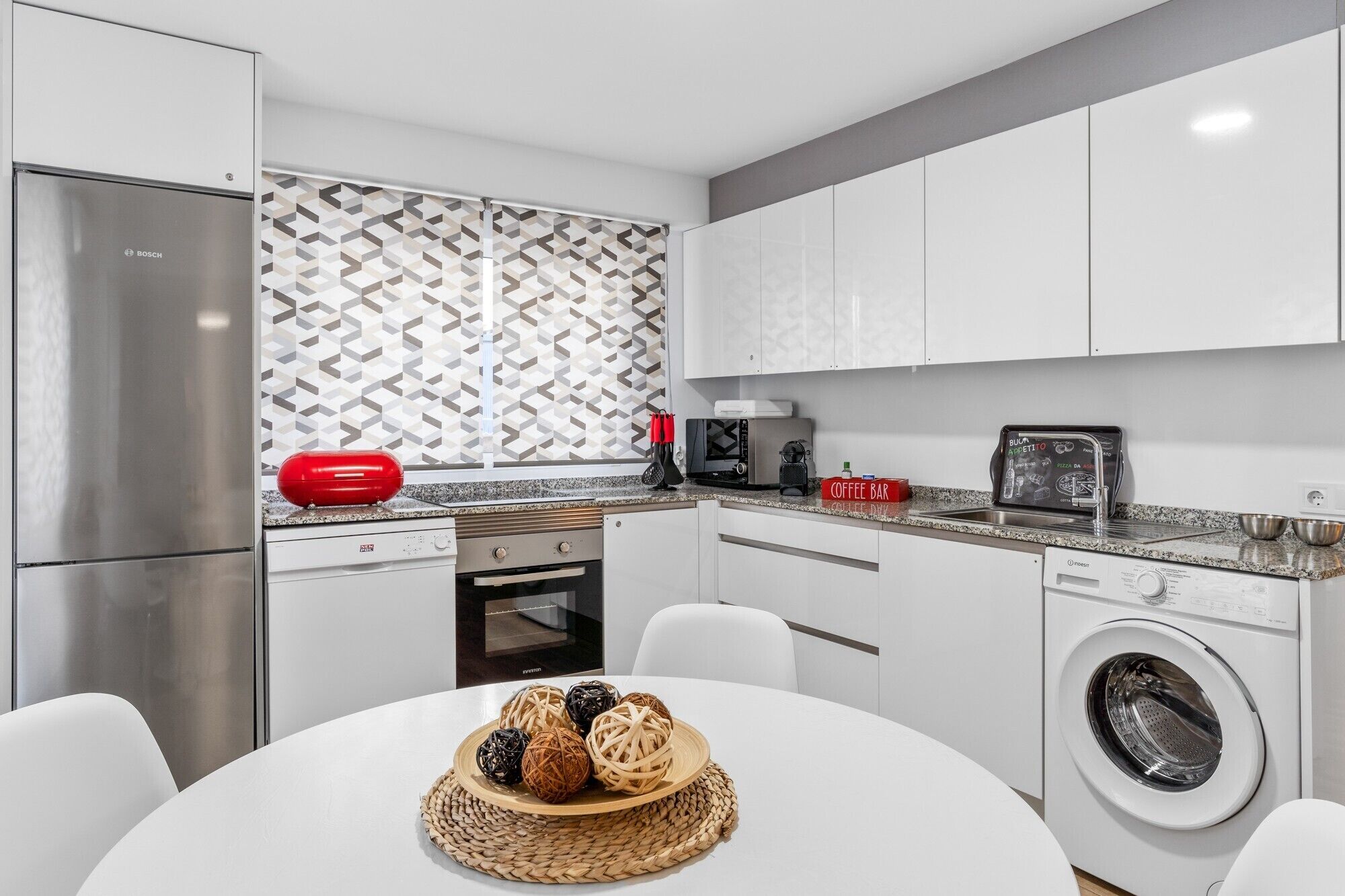 Wasserkocher mit Kaffee-/Teezubehör, Kühlschrank, Mikrowelle, Ofen