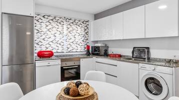 Wasserkocher mit Kaffee-/Teezubehör, Kühlschrank, Mikrowelle, Ofen