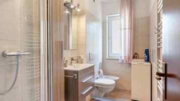 淋浴设施、吹风机、毛巾