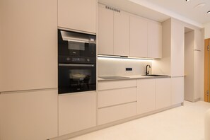 Een koelkast, een microgolfoven, een oven, een vaatwasser