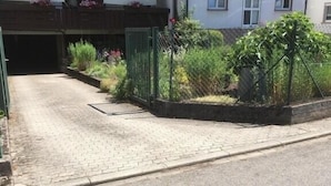 A residential street with a paved driveway leading to a house with a covered entrance. - Newly renovated apartment in the center of Hirschhorn / Neckar directly on the Neckarsteig (Hirschhorn)