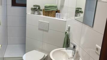 Dusch, hårtork, handdukar och tvål