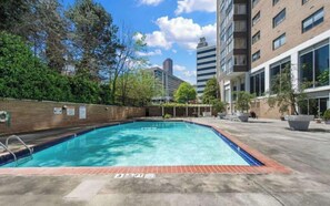 Outdoor pool - Vibrant Downtown 1BR — Walk to stadiums + pool (Atlanta)