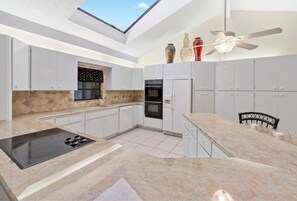 Mikrobølgeovn, ovn, kokeplater og oppvaskmaskin