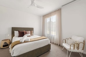 4 habitaciones, tabla de planchar con plancha, wifi y ropa de cama 