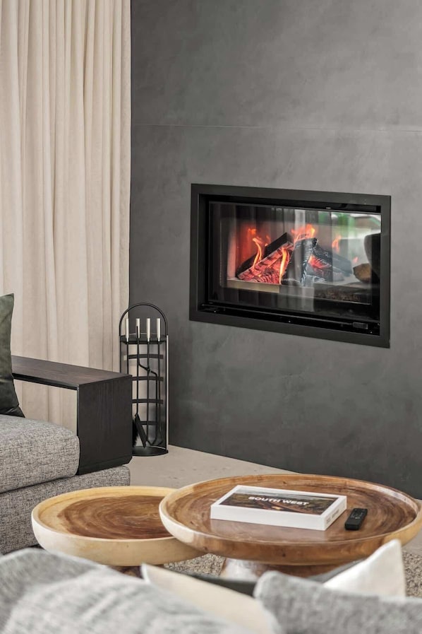 Televisión y chimenea 