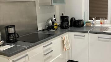 Frigorífico, microondas, horno y placa de cocina