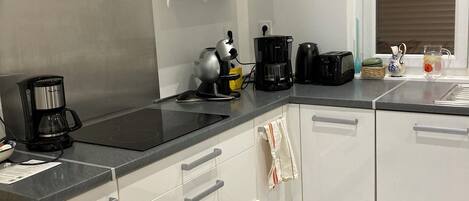 Réfrigérateur, micro-ondes, four, plaque de cuisson