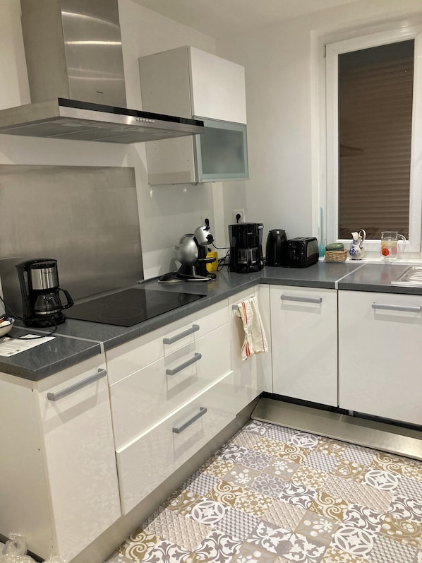 Réfrigérateur, micro-ondes, four, plaque de cuisson