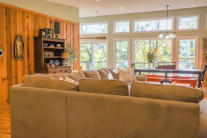 TV, fireplace - Maplewood Greystone : Charming Mentone on Lake Lahusage (Mentone)