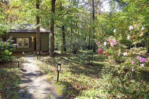 Property grounds - Maplewood Greystone : Charming Mentone on Lake Lahusage (Mentone)