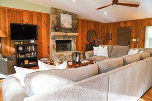 TV, fireplace - Maplewood Greystone : Charming Mentone on Lake Lahusage (Mentone)