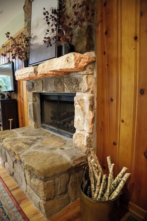 Interior - Maplewood Greystone : Charming Mentone on Lake Lahusage (Mentone)