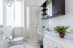 Dusche, Haartrockner, Bidet, Handtücher