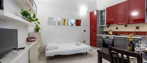 2 habitaciones, escritorio y tabla de planchar con plancha