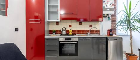 Fridge, oven, stovetop, dishwasher