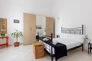 2 chambres, bureau, fer et planche à repasser
