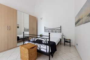 2 Schlafzimmer, Bügeleisen/Bügelbrett