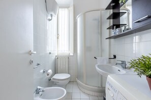 Douche, sèche-cheveux, bidet, serviettes fournies