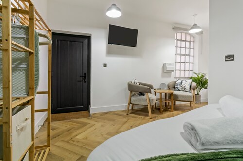Pippin - BRAND NEW stylish studio apartment in the hub of Worcester City Centre