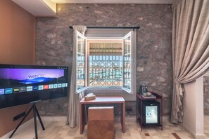 Suite superior, vista a la ciudad | Caja de seguridad en la habitación y espacio para trabajar con laptop