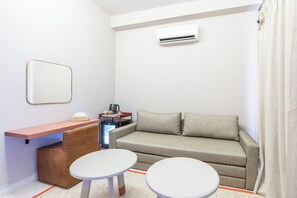 Suite junior, vista al patio | Caja de seguridad en la habitación y espacio para trabajar con laptop