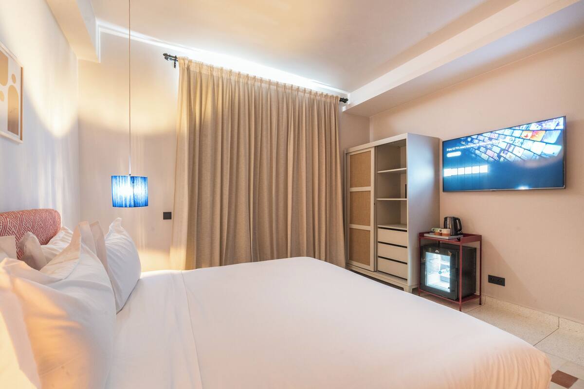 Deluxe Double Room | In-room safe, laptop workspace, soundproofing, iron/ironing board
