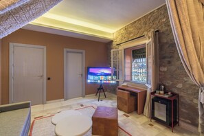 Suite superior, vista a la ciudad | Caja de seguridad en la habitación y espacio para trabajar con laptop