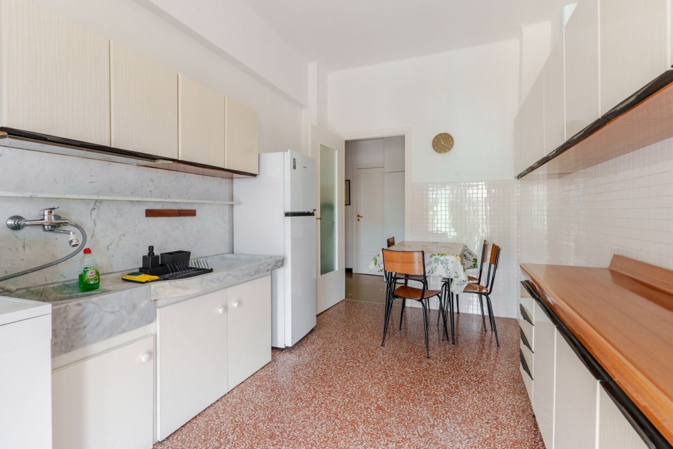 Een koelkast, een magnetron, een vaatwasser