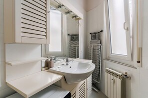Shower, bidet, towels